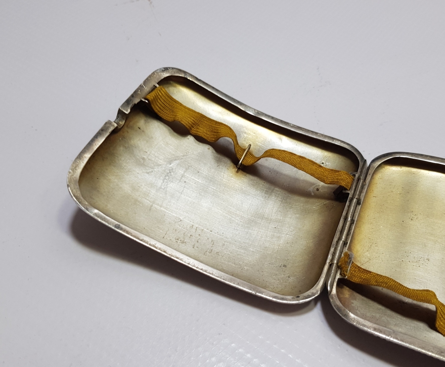 ÜZERİ ALTIN İNSİYALLİ OSMANLI DÖNEMİ DAMALI SİGARA TABAKASI