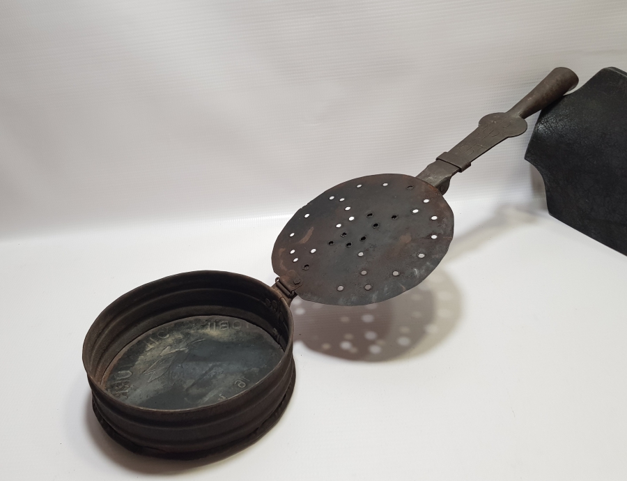 NADİR FORMDA OSMANLI DÖNEMİ SAPI İŞLEMELİ KAPAKLI LEBLEBİ KAVURACI