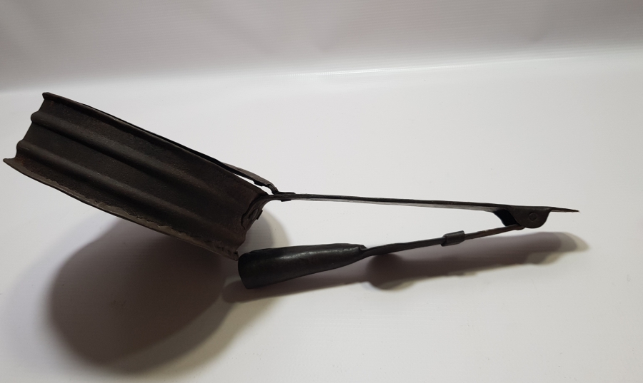 NADİR FORMDA OSMANLI DÖNEMİ SAPI İŞLEMELİ KAPAKLI LEBLEBİ KAVURACI