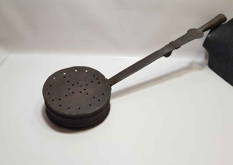 NADİR FORMDA OSMANLI DÖNEMİ SAPI İŞLEMELİ KAPAKLI LEBLEBİ KAVURACI