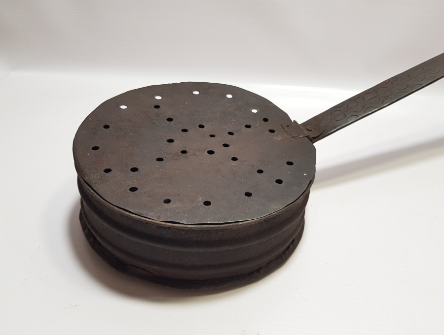 NADİR FORMDA OSMANLI DÖNEMİ SAPI İŞLEMELİ KAPAKLI LEBLEBİ KAVURACI