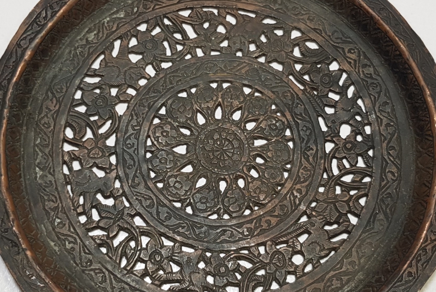 ÜZERİ TESTERE VE KALEM İŞÇİLİKLİ NADİR FORMLU OSMANLI DÖNEMİ ANADOLU PARSI GÖRSELLİ ÇOK NADİR KAHVE TEPSİSİ