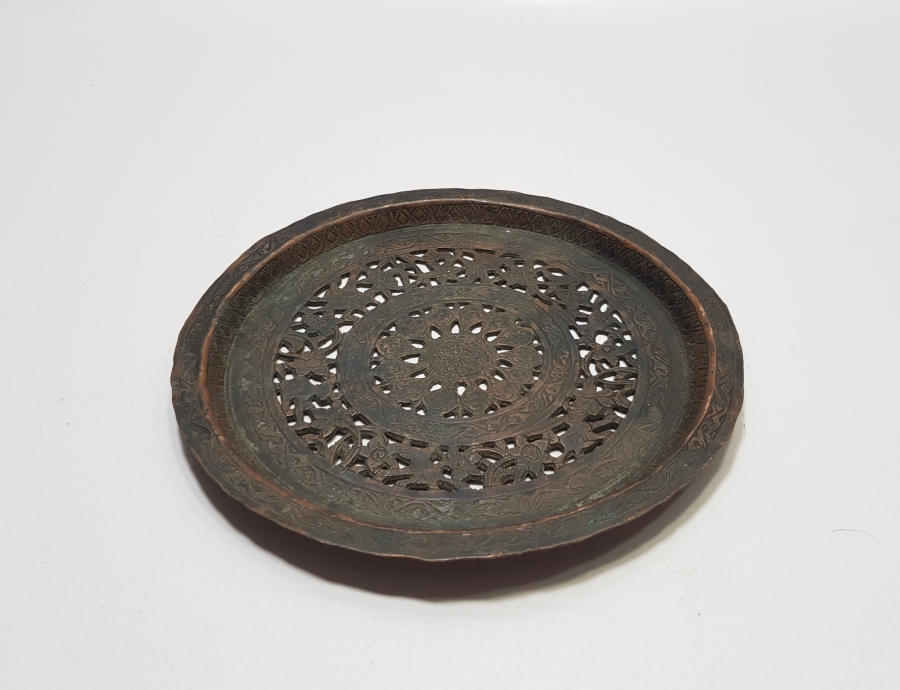 ÜZERİ TESTERE VE KALEM İŞÇİLİKLİ NADİR FORMLU OSMANLI DÖNEMİ ANADOLU PARSI GÖRSELLİ ÇOK NADİR KAHVE TEPSİSİ