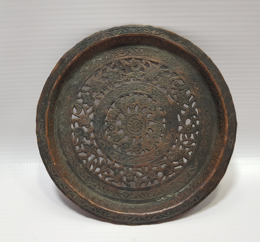 ÜZERİ TESTERE VE KALEM İŞÇİLİKLİ NADİR FORMLU OSMANLI DÖNEMİ ANADOLU PARSI GÖRSELLİ ÇOK NADİR KAHVE TEPSİSİ