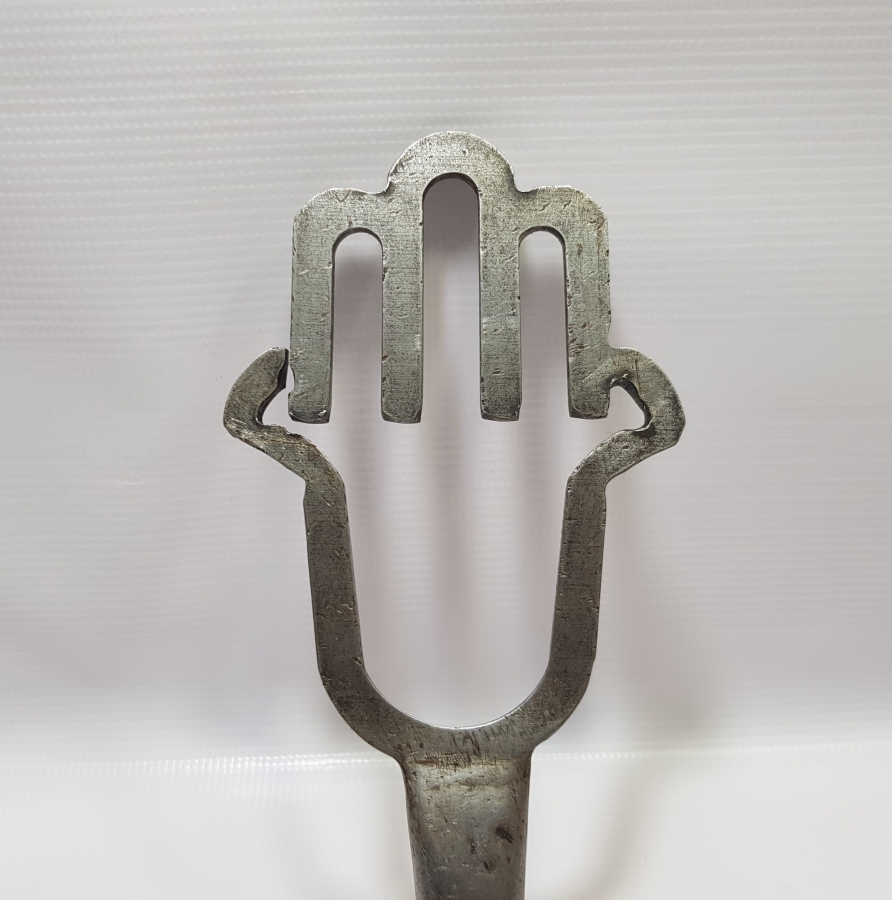 FATMA ANANIN ELİ FORMUNDA YAPILMIŞ VE ALLAH YAZILI NADİR FORMLU VE TEKKE İŞİ ALEM