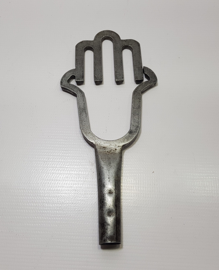 FATMA ANANIN ELİ FORMUNDA YAPILMIŞ VE ALLAH YAZILI NADİR FORMLU VE TEKKE İŞİ ALEM