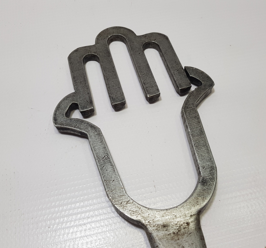 FATMA ANANIN ELİ FORMUNDA YAPILMIŞ VE ALLAH YAZILI NADİR FORMLU VE TEKKE İŞİ ALEM