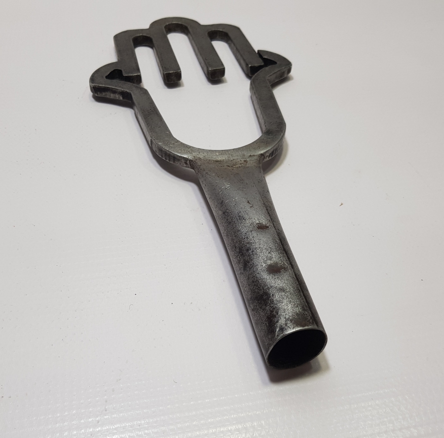 FATMA ANANIN ELİ FORMUNDA YAPILMIŞ VE ALLAH YAZILI NADİR FORMLU VE TEKKE İŞİ ALEM