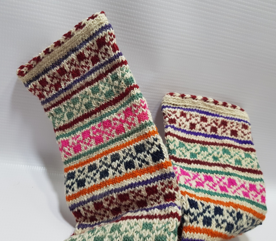 OSMANLI DÖNEMİ TAMAMI EL ÖRME BERGAMA KOZAK YÖRESİ YÖRÜK ÇORABI