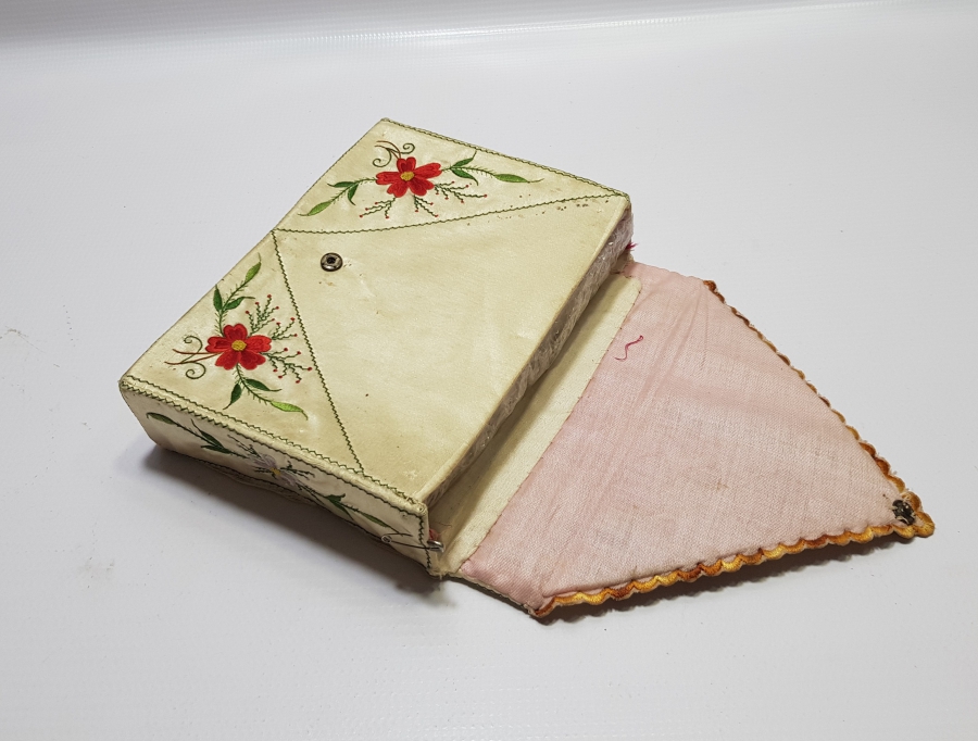 İPEK ATLAS ÜZERİ İPEK İPLERLE İŞLENMİŞ NADİR FORMDA OSMANLI DÖNEMİ KUR AN-I KERİM KABI