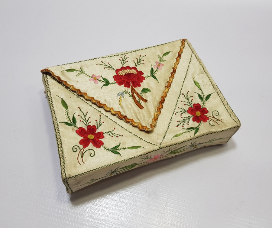 İPEK ATLAS ÜZERİ İPEK İPLERLE İŞLENMİŞ NADİR FORMDA OSMANLI DÖNEMİ KUR AN-I KERİM KABI