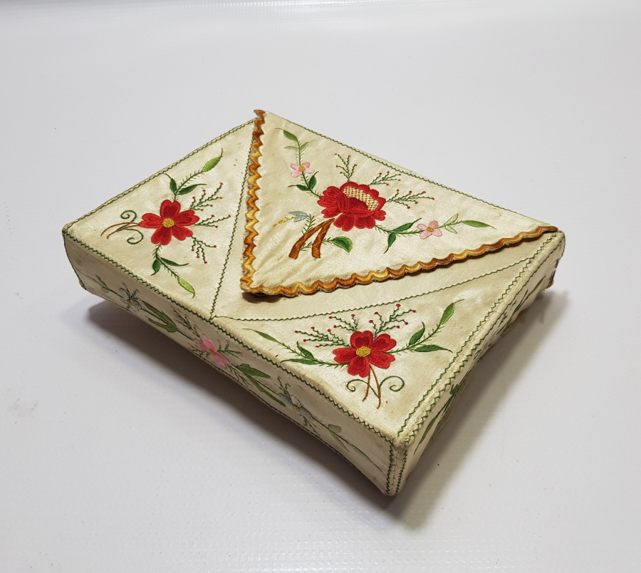 İPEK ATLAS ÜZERİ İPEK İPLERLE İŞLENMİŞ NADİR FORMDA OSMANLI DÖNEMİ KUR AN-I KERİM KABI