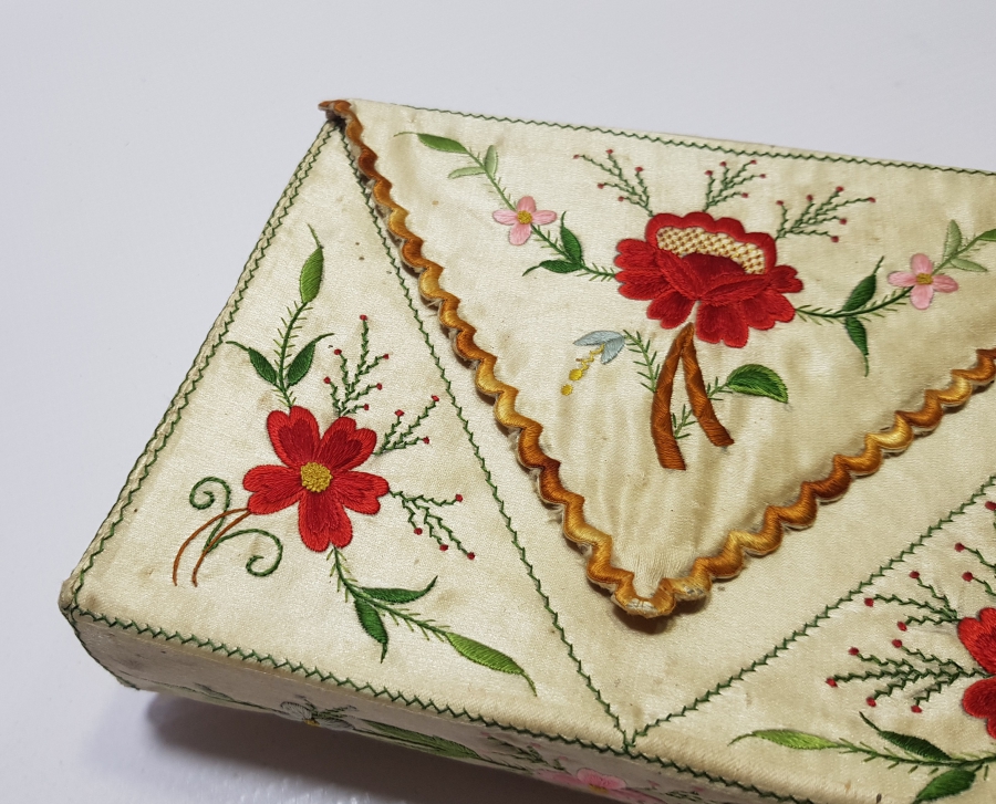 İPEK ATLAS ÜZERİ İPEK İPLERLE İŞLENMİŞ NADİR FORMDA OSMANLI DÖNEMİ KUR AN-I KERİM KABI