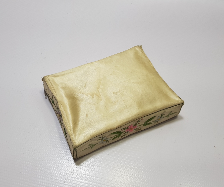 İPEK ATLAS ÜZERİ İPEK İPLERLE İŞLENMİŞ NADİR FORMDA OSMANLI DÖNEMİ KUR AN-I KERİM KABI