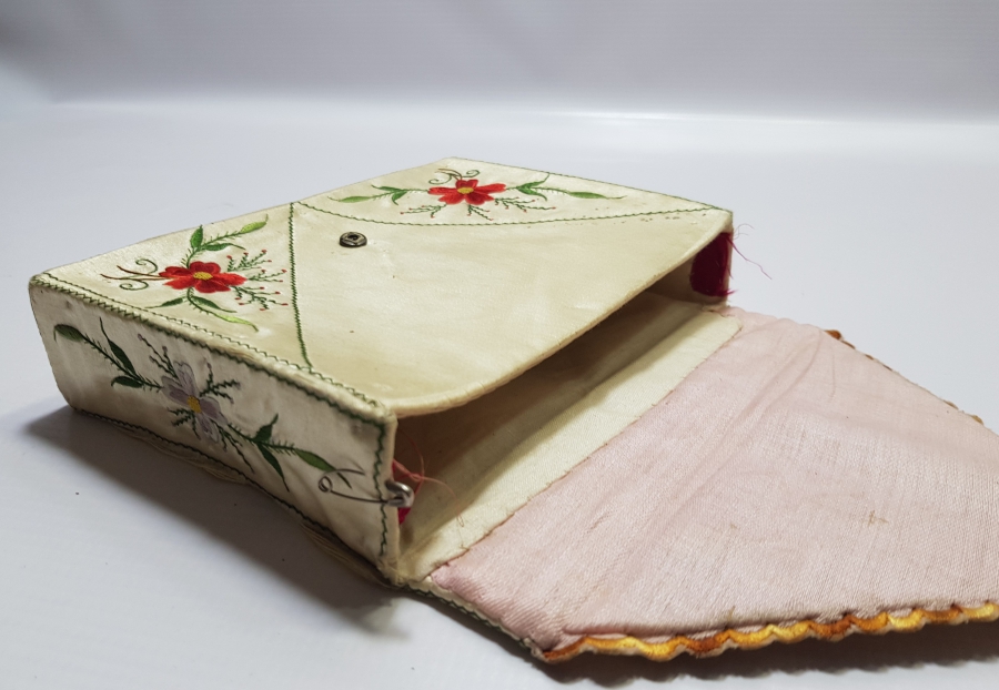 İPEK ATLAS ÜZERİ İPEK İPLERLE İŞLENMİŞ NADİR FORMDA OSMANLI DÖNEMİ KUR AN-I KERİM KABI