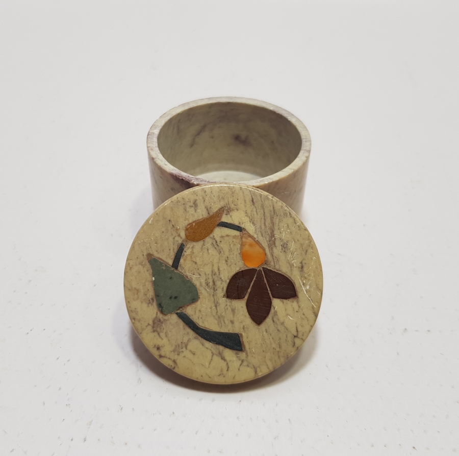 ÜZERİ İŞLEMELİ DOĞAL TAŞTAN MAMUL ANTİKA KAPAKLI KUTU