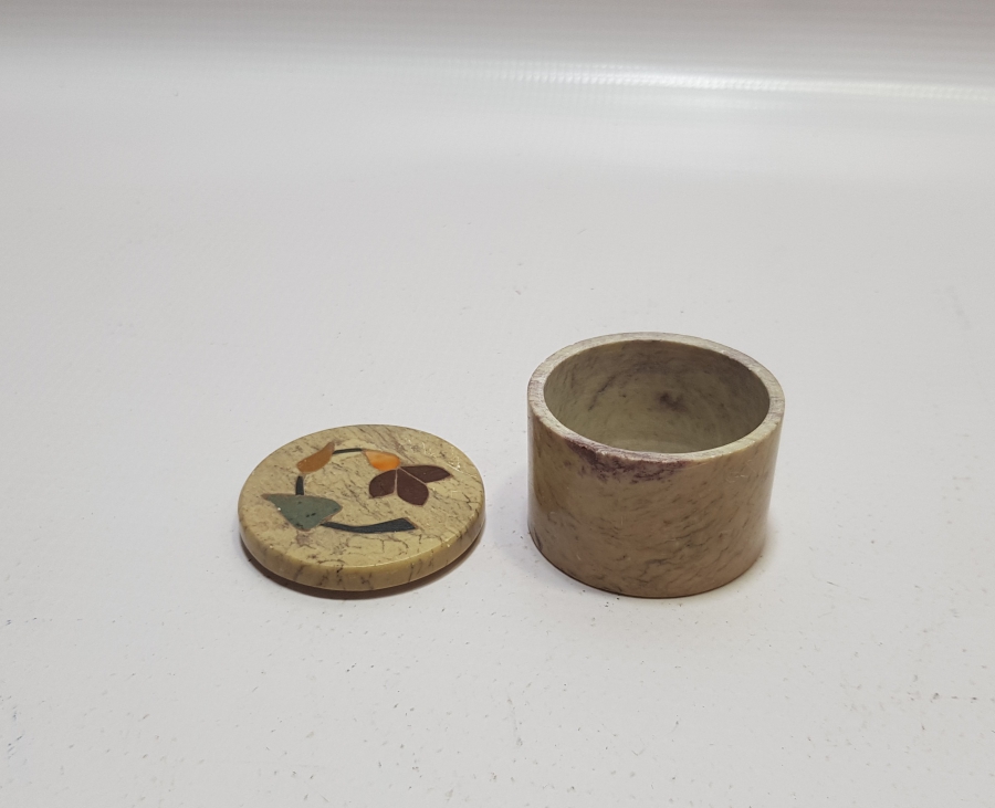 ÜZERİ İŞLEMELİ DOĞAL TAŞTAN MAMUL ANTİKA KAPAKLI KUTU