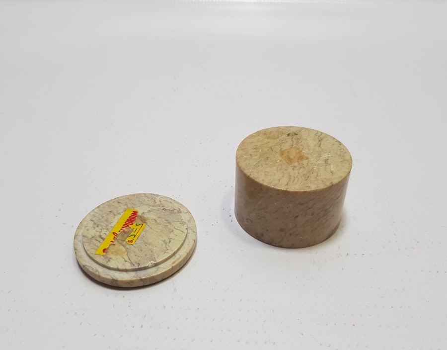 ÜZERİ İŞLEMELİ DOĞAL TAŞTAN MAMUL ANTİKA KAPAKLI KUTU