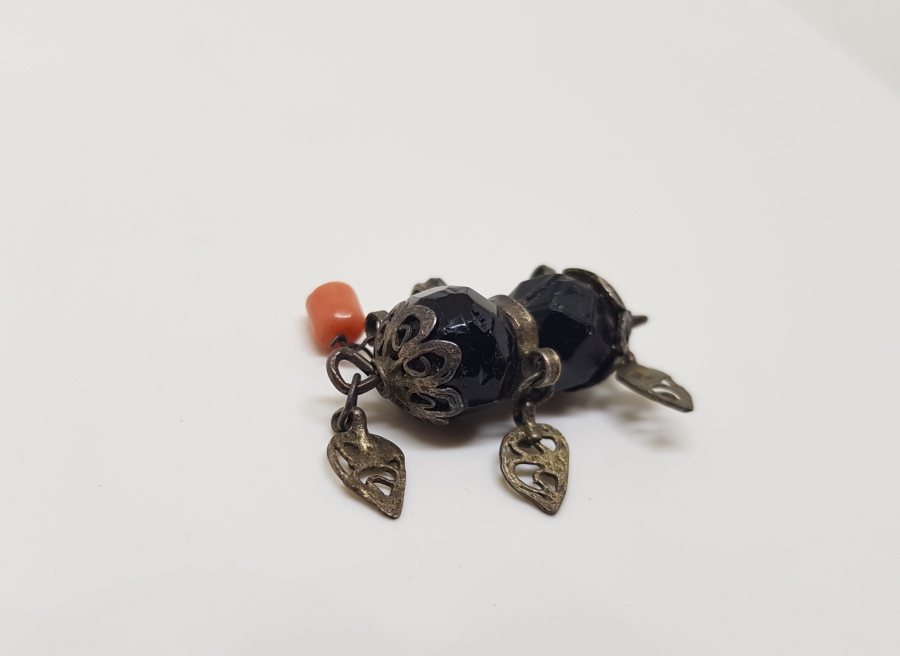 SİYAH AKİK VE MERCAN TAŞLI TELKARİ İŞÇİLİKLİ OSMANLI DÖNEMİ AİLE TASVİRLİ GÜMÜŞ  KOLYE UCU