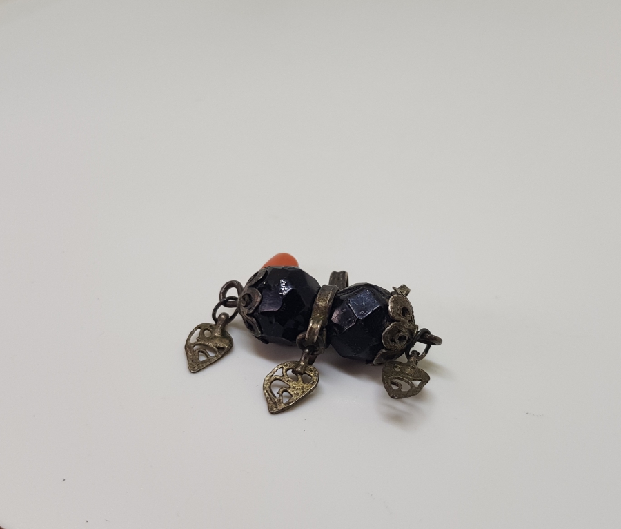 SİYAH AKİK VE MERCAN TAŞLI TELKARİ İŞÇİLİKLİ OSMANLI DÖNEMİ AİLE TASVİRLİ GÜMÜŞ  KOLYE UCU