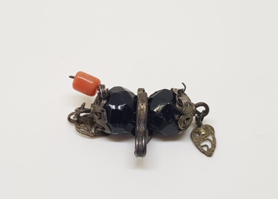 SİYAH AKİK VE MERCAN TAŞLI TELKARİ İŞÇİLİKLİ OSMANLI DÖNEMİ AİLE TASVİRLİ GÜMÜŞ  KOLYE UCU