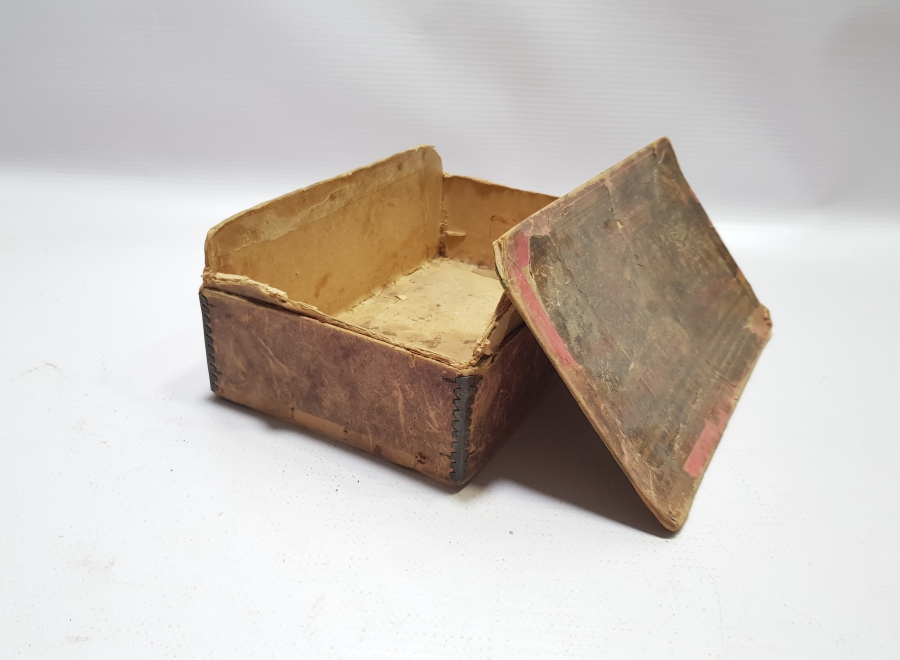 OSMANLICA - RUMCA VE FRANSIZCA YAZILI OSMANLI DÖNEMİ ÇOK NADİR İZMİR KAPAKLI KARTON KUTU