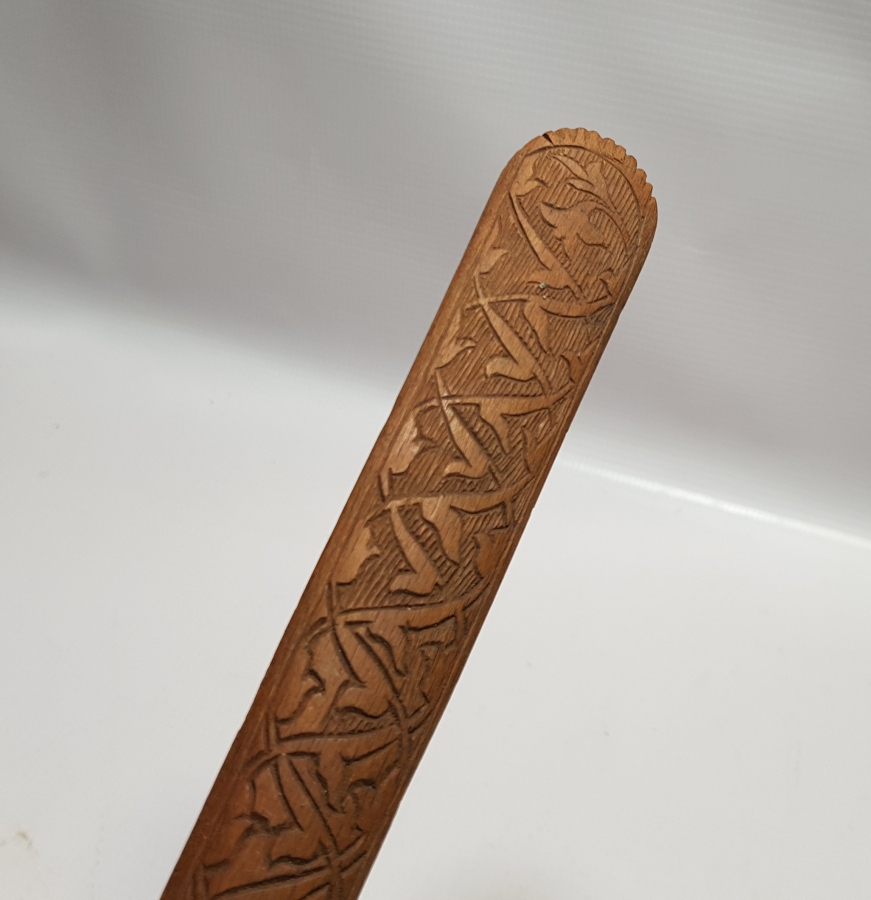 ÜZERİ İŞLEMELİ TEKKE İŞİ NADİR FORMDA AHŞAP SIRT KAŞIYICI