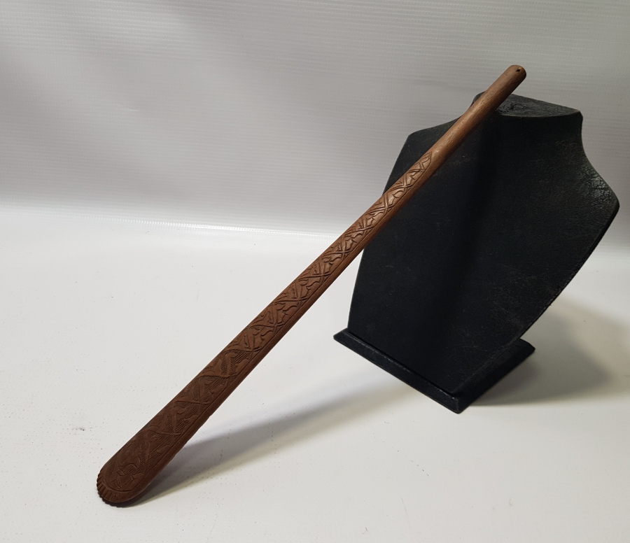 ÜZERİ İŞLEMELİ TEKKE İŞİ NADİR FORMDA AHŞAP SIRT KAŞIYICI