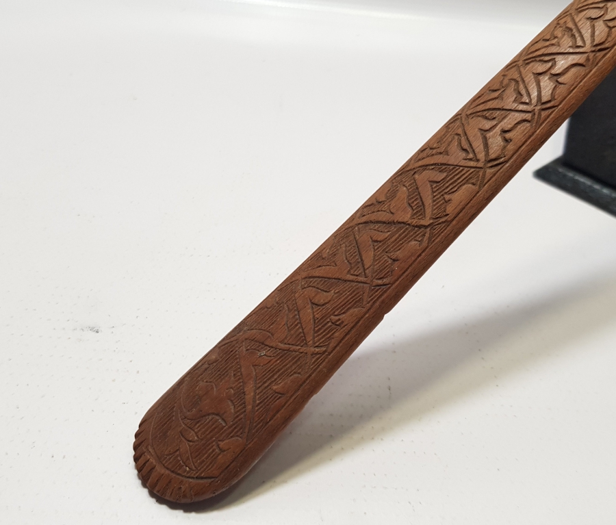 ÜZERİ İŞLEMELİ TEKKE İŞİ NADİR FORMDA AHŞAP SIRT KAŞIYICI