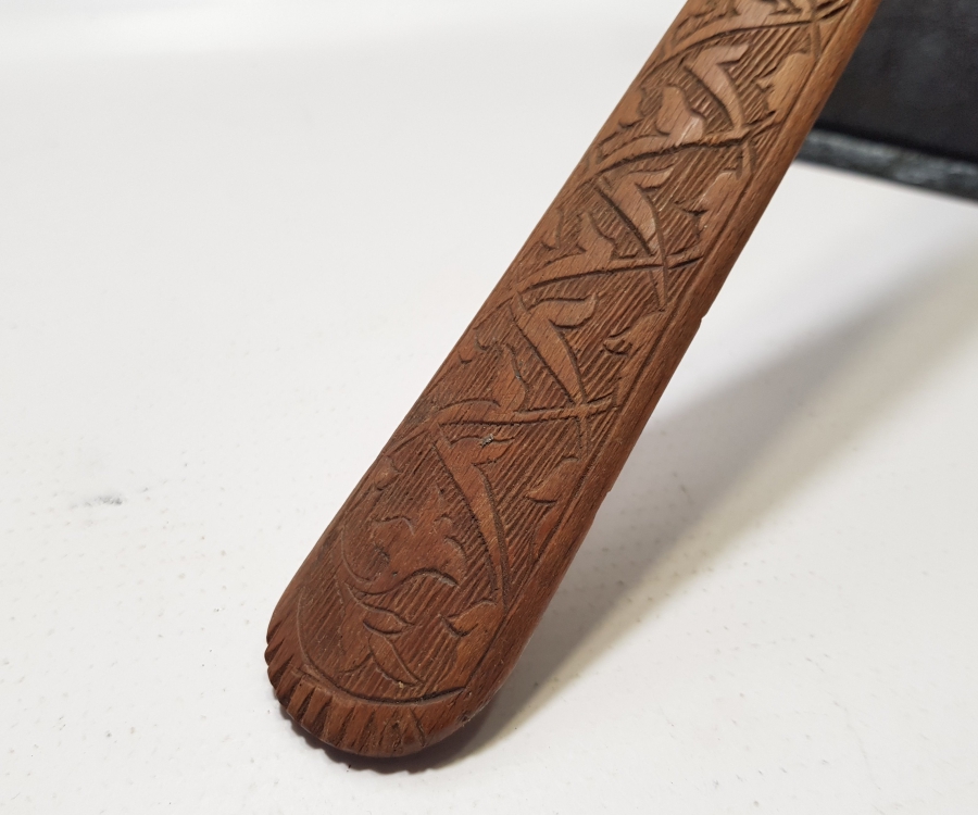 ÜZERİ İŞLEMELİ TEKKE İŞİ NADİR FORMDA AHŞAP SIRT KAŞIYICI