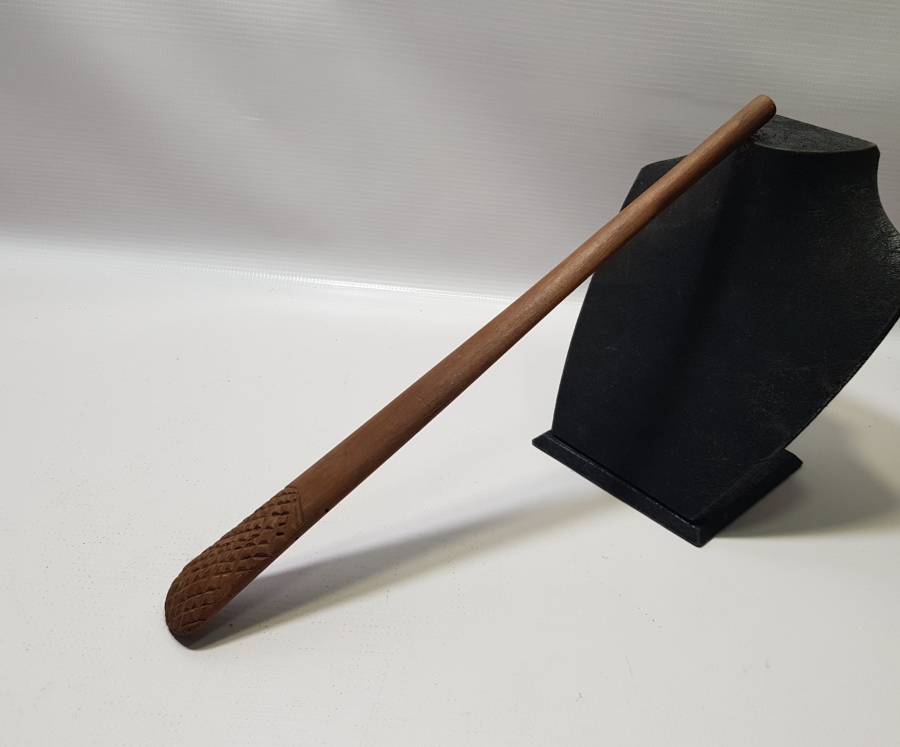 ÜZERİ İŞLEMELİ TEKKE İŞİ NADİR FORMDA AHŞAP SIRT KAŞIYICI