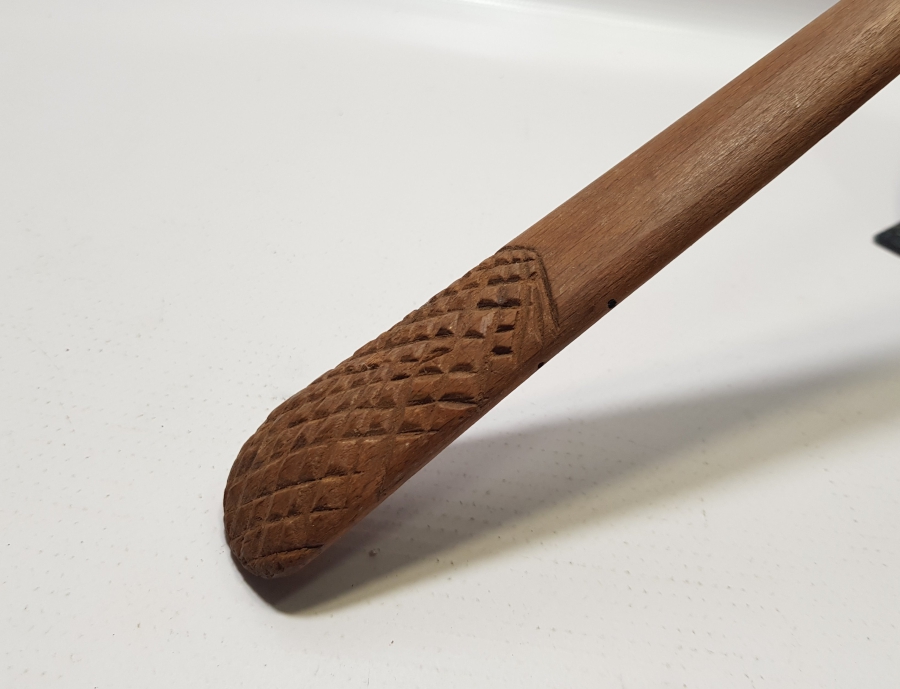 ÜZERİ İŞLEMELİ TEKKE İŞİ NADİR FORMDA AHŞAP SIRT KAŞIYICI