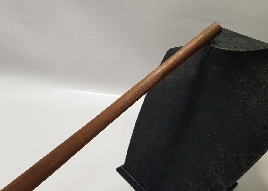 ÜZERİ İŞLEMELİ TEKKE İŞİ NADİR FORMDA AHŞAP SIRT KAŞIYICI