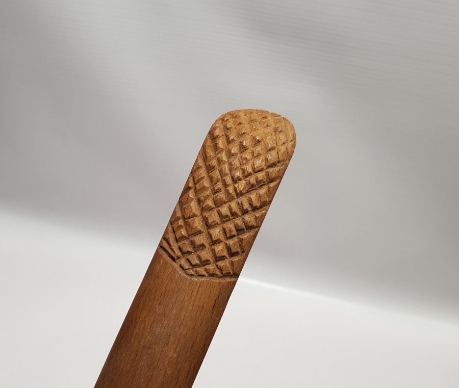 ÜZERİ İŞLEMELİ TEKKE İŞİ NADİR FORMDA AHŞAP SIRT KAŞIYICI