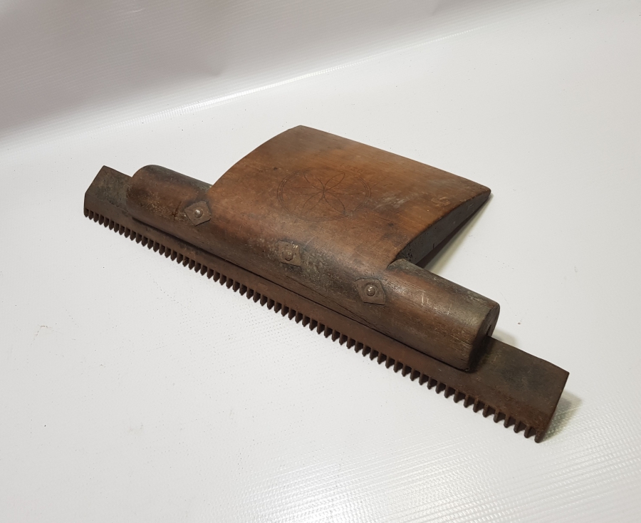 1930 TARİHLİ EL YAPIMI BÜYÜK BOY ANTİKA YÜN TARAĞİ