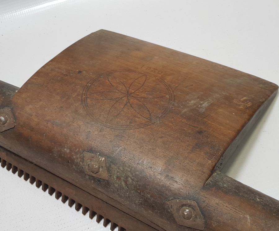 1930 TARİHLİ EL YAPIMI BÜYÜK BOY ANTİKA YÜN TARAĞİ