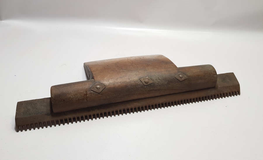 1930 TARİHLİ EL YAPIMI BÜYÜK BOY ANTİKA YÜN TARAĞİ