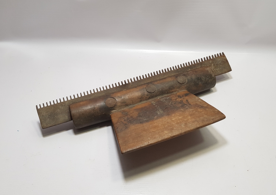 1930 TARİHLİ EL YAPIMI BÜYÜK BOY ANTİKA YÜN TARAĞİ