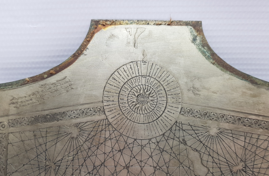 OSMANLICA VE TÜRKÇE YAZILI ÇOK NADİR GEÇİŞ DÖNEMİ METAL RÜZGAR YÖNLERİNİ GÖSTERİR GEMİCİ YÖN TAKVİMİ