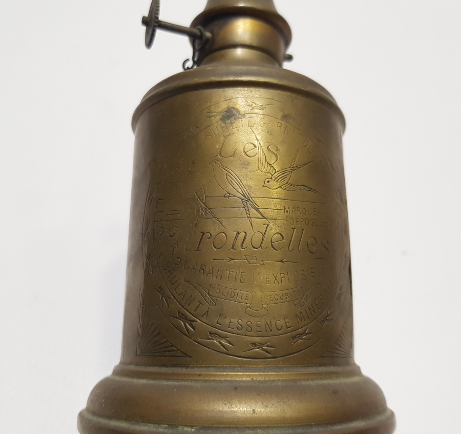 ÜZERİ YAZILI VE KIRLANGIÇ MOTİFLİ NADİR VAGON LAMBASI