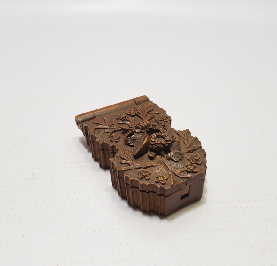 YEKPARE AHŞAPTAN EL OYMA İŞÇİLİKLİ OSMANLI DÖNEMİ NADİR CEP SAATİ STANDI