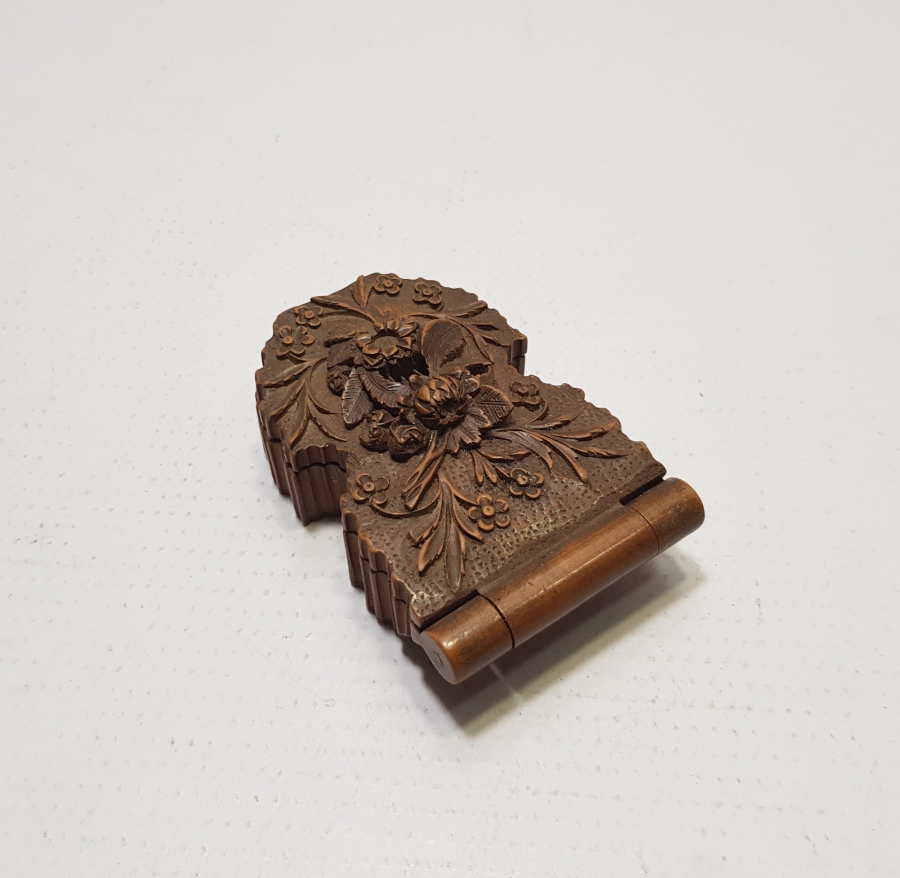 YEKPARE AHŞAPTAN EL OYMA İŞÇİLİKLİ OSMANLI DÖNEMİ NADİR CEP SAATİ STANDI