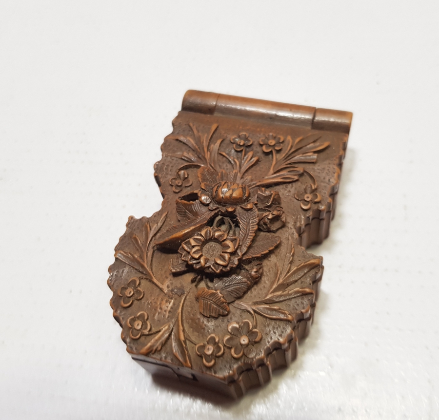 YEKPARE AHŞAPTAN EL OYMA İŞÇİLİKLİ OSMANLI DÖNEMİ NADİR CEP SAATİ STANDI