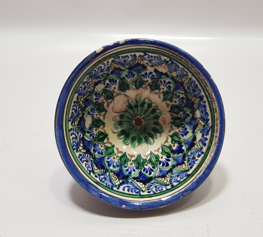 OSMANLI DÖNEMİ USTA DAMGALI VE EL BOYAMA NADİR FORMDA İZNİK KASE