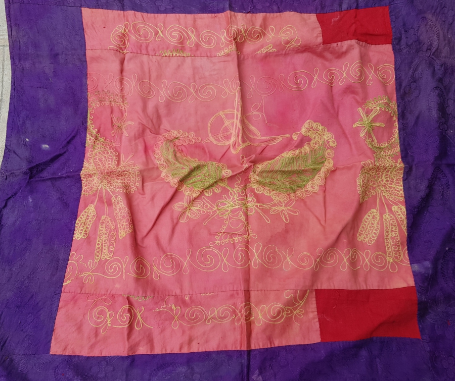 ÜZERİNDE AY YILDIZ VE TUĞRA FİGÜRLERİ BULUNAN İPEK BOHÇA