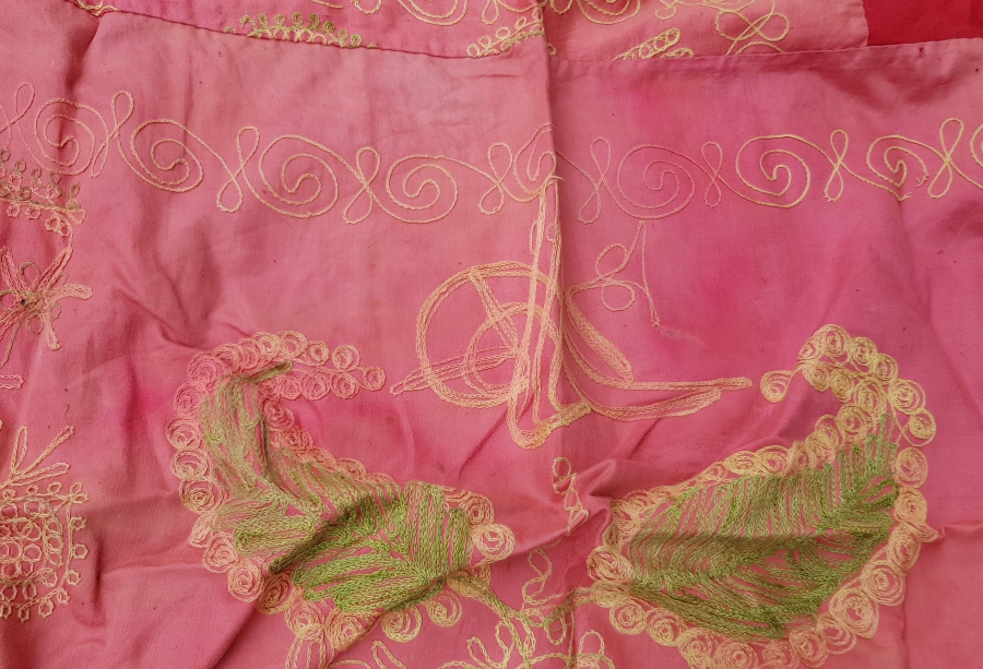 ÜZERİNDE AY YILDIZ VE TUĞRA FİGÜRLERİ BULUNAN İPEK BOHÇA