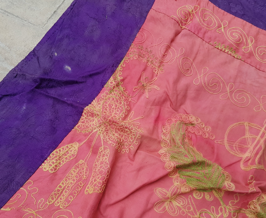 ÜZERİNDE AY YILDIZ VE TUĞRA FİGÜRLERİ BULUNAN İPEK BOHÇA