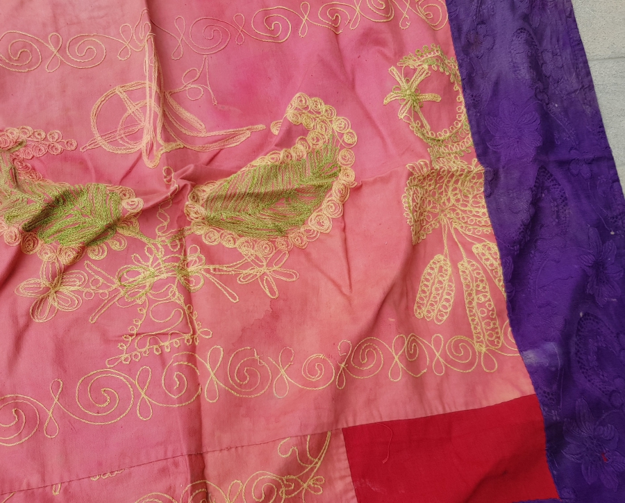 ÜZERİNDE AY YILDIZ VE TUĞRA FİGÜRLERİ BULUNAN İPEK BOHÇA