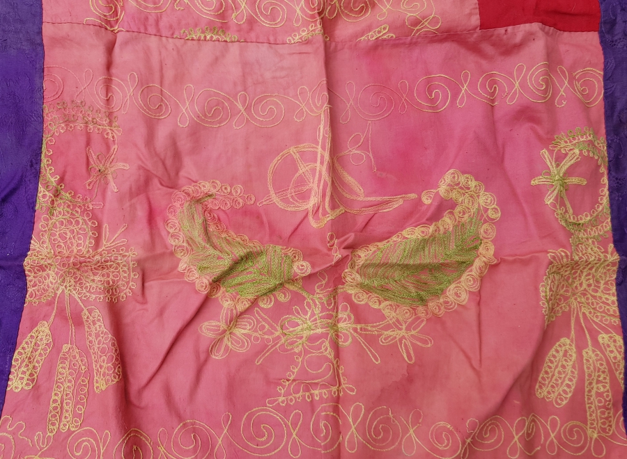 ÜZERİNDE AY YILDIZ VE TUĞRA FİGÜRLERİ BULUNAN İPEK BOHÇA