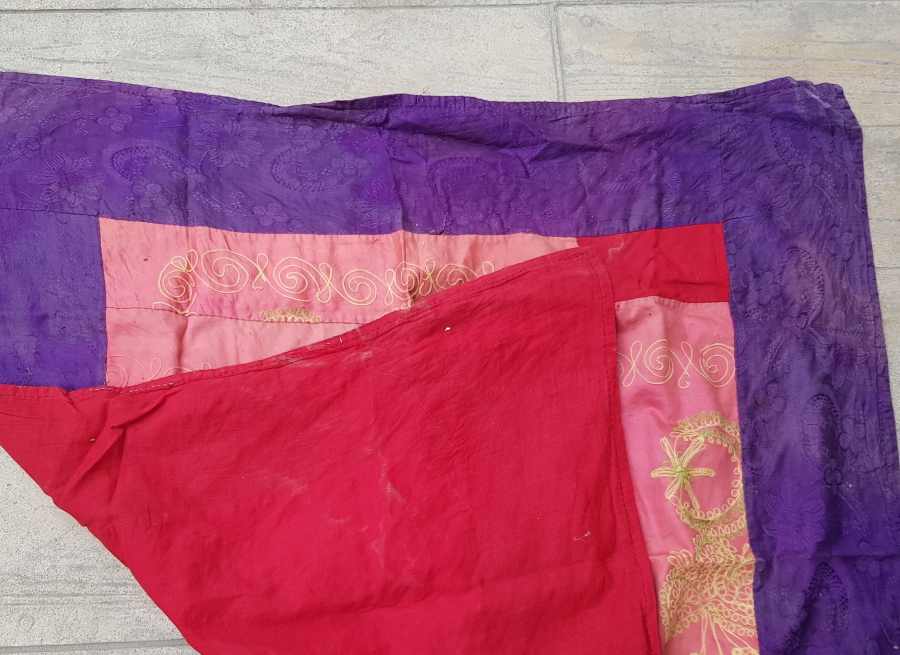 ÜZERİNDE AY YILDIZ VE TUĞRA FİGÜRLERİ BULUNAN İPEK BOHÇA